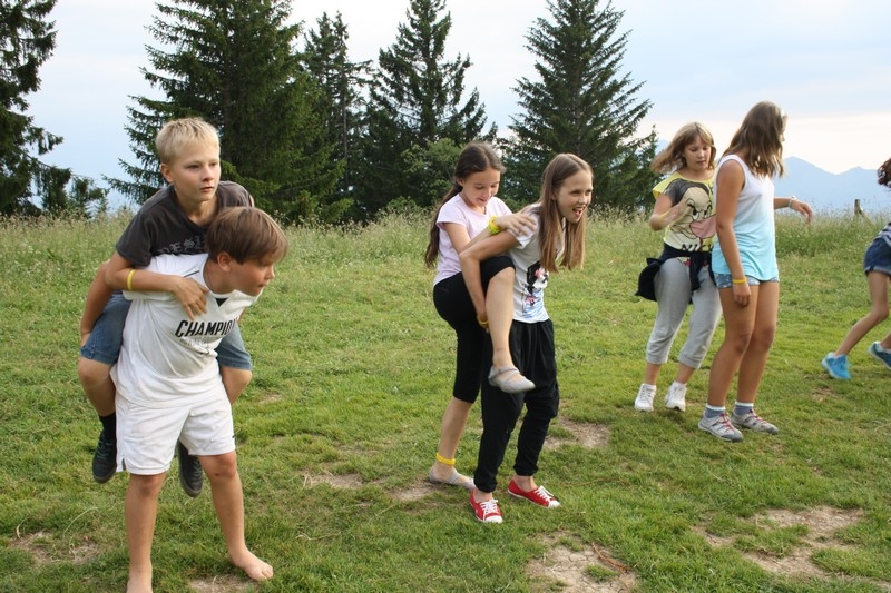 Village Camps International Summer Camp Leysin, Switzerland 2026-08-15 https://www.villagecamps.com/journals_admin/images/691-14-campfire yellows (78).jpg